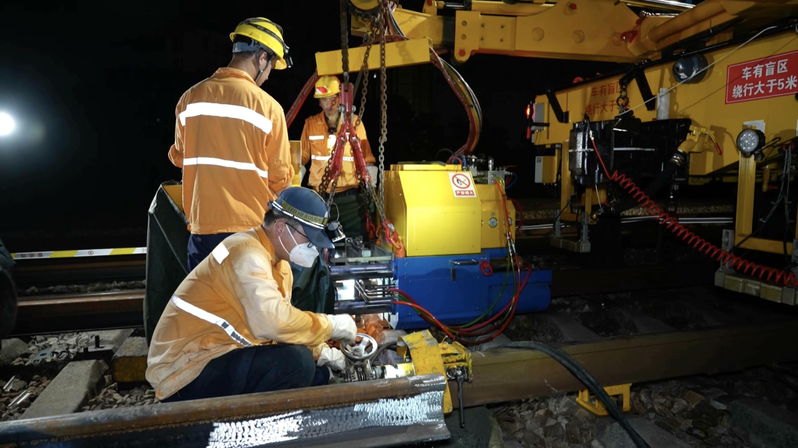 杭州东站进行重建后首次大规模换轨
