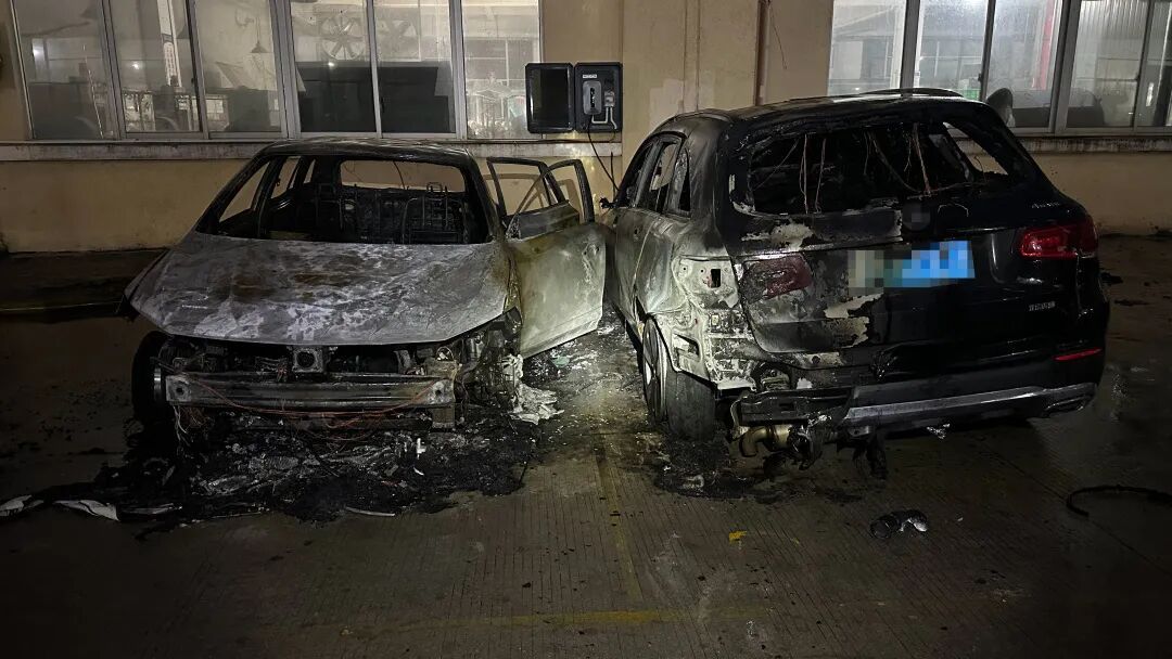 深夜!正在充电的TA突然“暴怒”,隔壁“邻居”惨遭牵连 深夜!正在充电的TA突然“暴怒”,隔壁“邻居”惨遭牵连