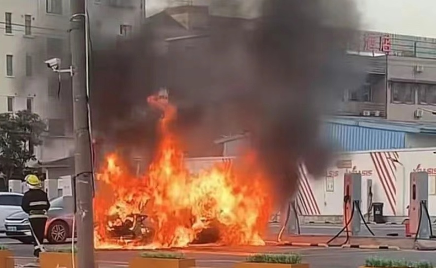 深夜!正在充电的TA突然“暴怒”,隔壁“邻居”惨遭牵连 深夜!正在充电的TA突然“暴怒”,隔壁“邻居”惨遭牵连