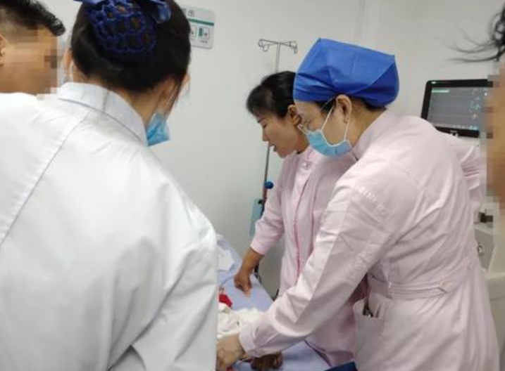180秒捡回一条命！早产儿心跳骤停，郑州医护团队极速救援