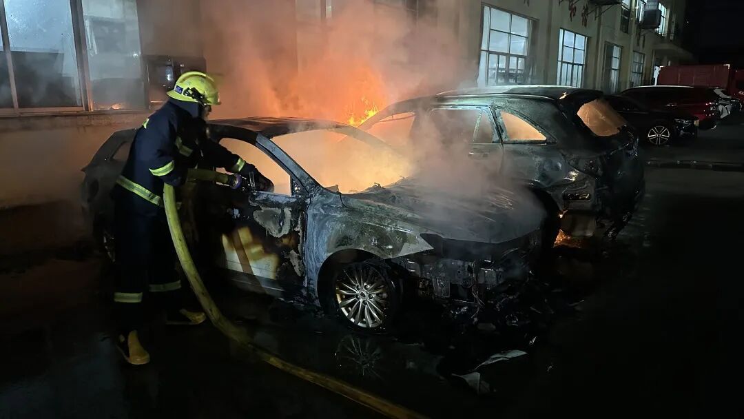 深夜!正在充电的TA突然“暴怒”,隔壁“邻居”惨遭牵连 深夜!正在充电的TA突然“暴怒”,隔壁“邻居”惨遭牵连