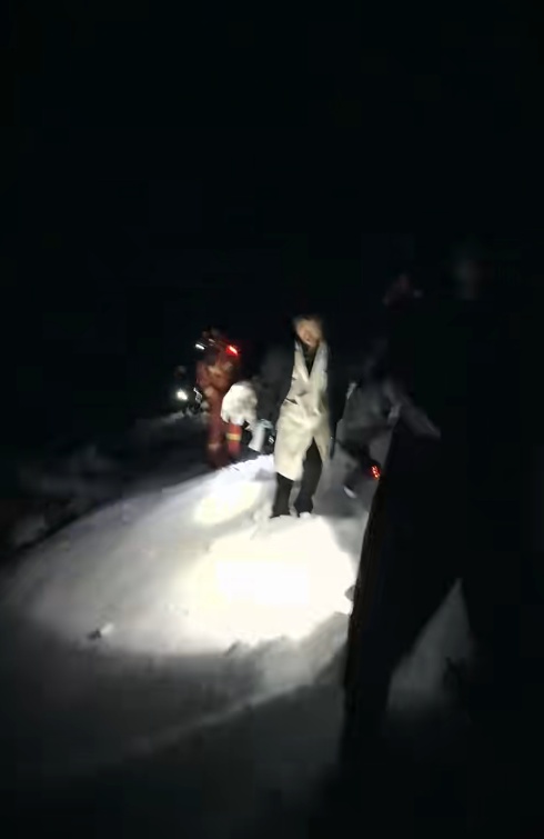 有游客坠下悬崖！当地通报：救援耗费大量公共资源