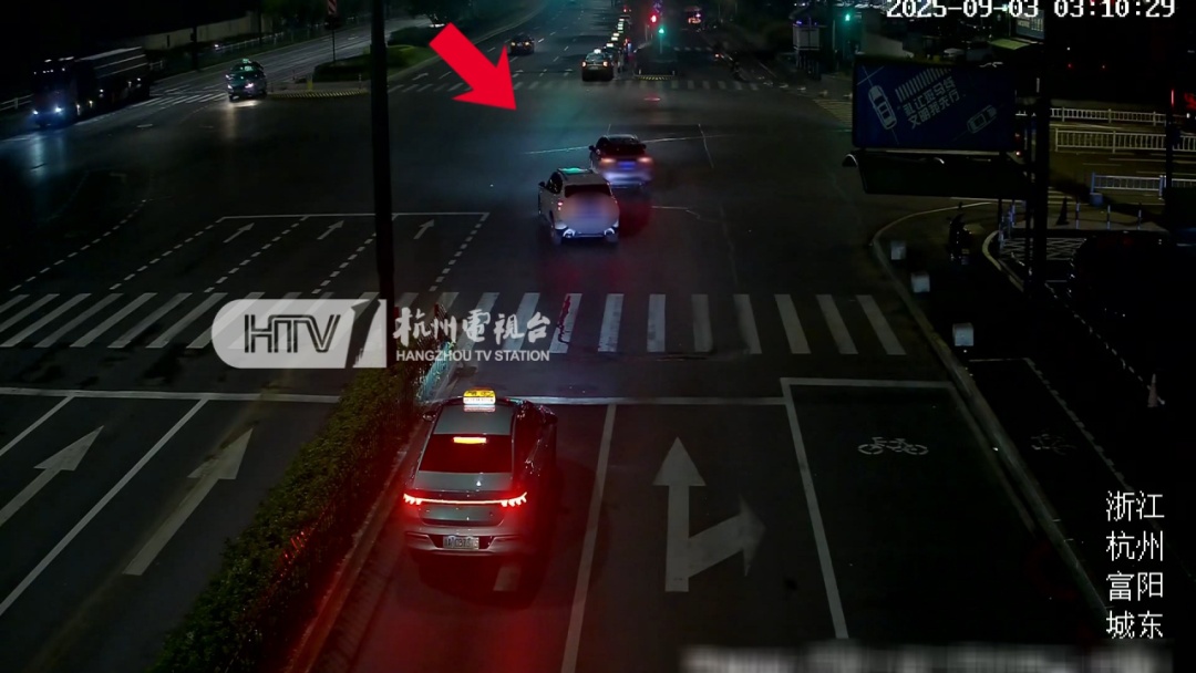 女子被追尾后倒赔8000元，第二天越想越不对劲！报警后发现肇事者果然不简单