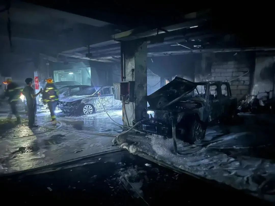 深夜!正在充电的TA突然“暴怒”,隔壁“邻居”惨遭牵连 深夜!正在充电的TA突然“暴怒”,隔壁“邻居”惨遭牵连