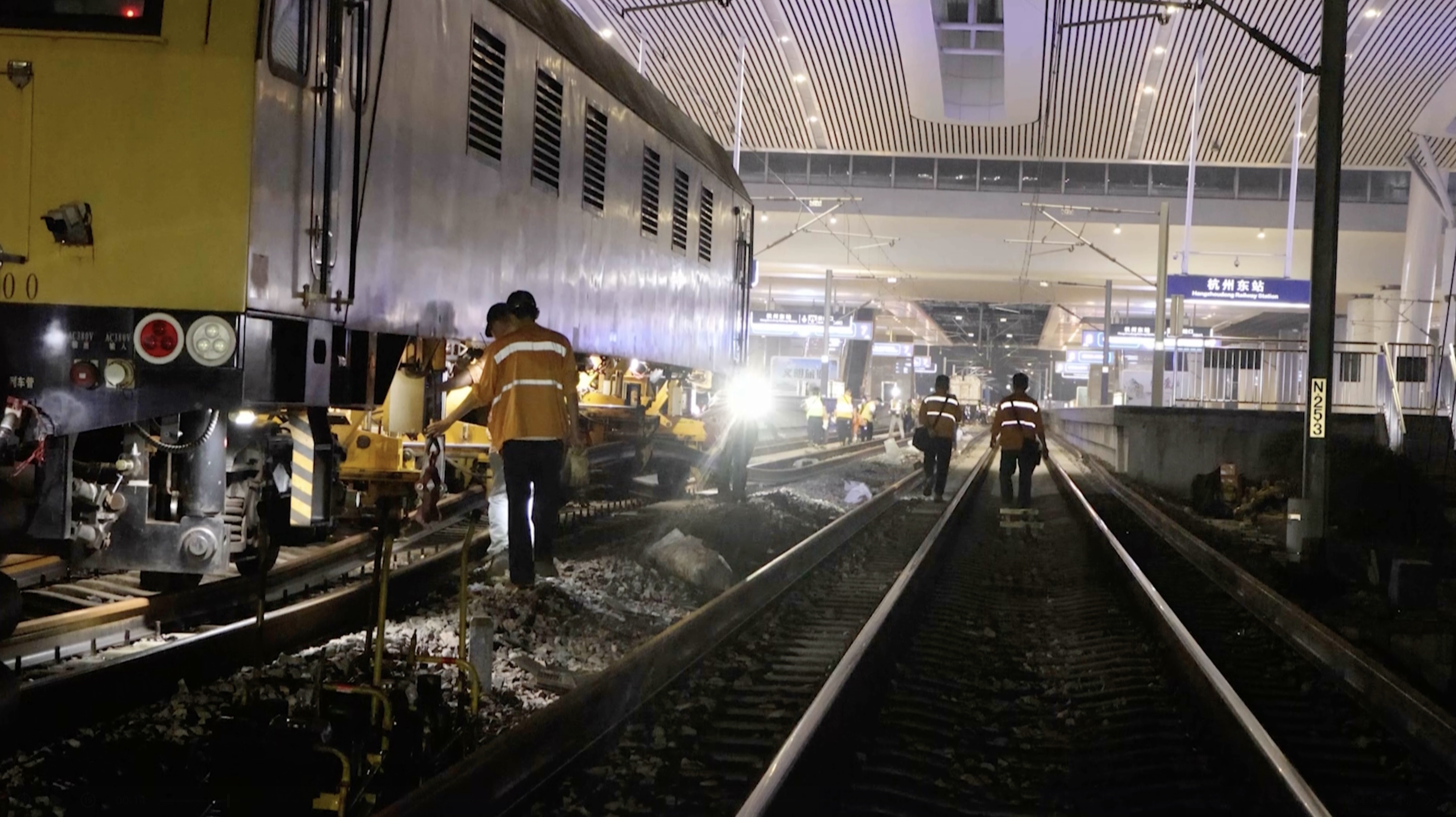 杭州东站进行重建后首次大规模换轨