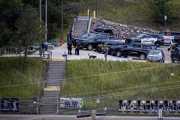 美国突发校园枪击事件，致1死2伤！警方证实：嫌疑人打伤两名学生后开枪自杀