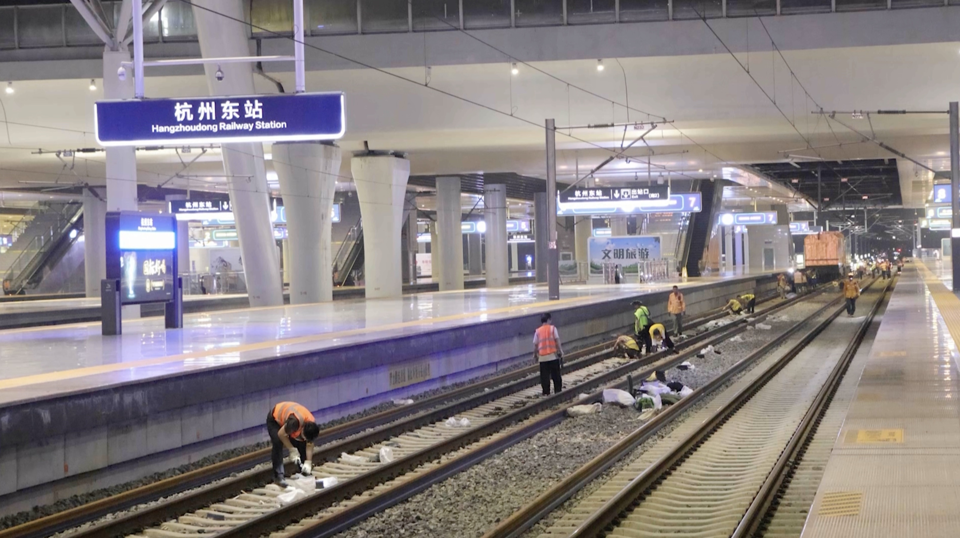 杭州东站进行重建后首次大规模换轨
