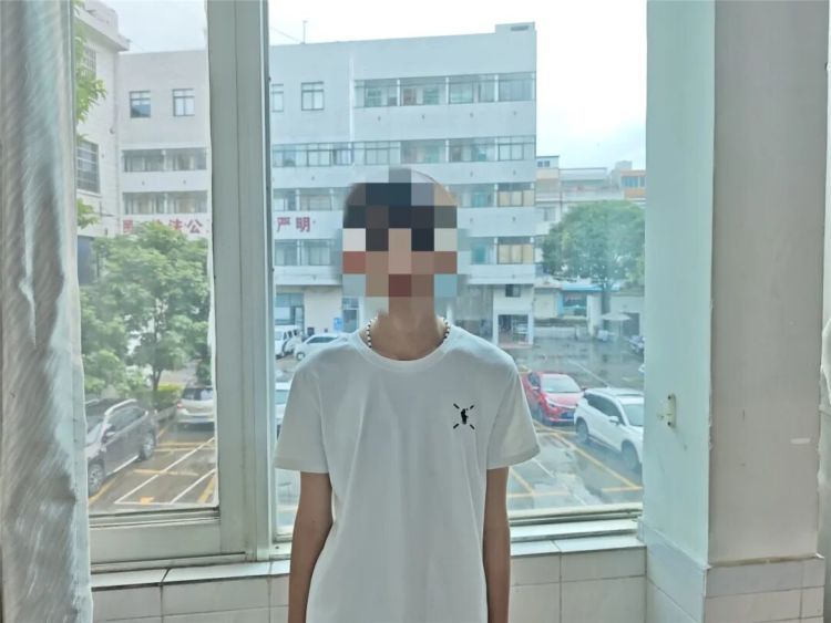 无证驾驶还肇事逃逸！司机转弯撞人后“一跑了之”……