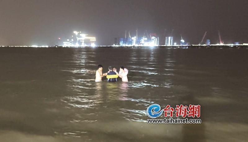 厦门观音山海滩一男子酒后轻生,3人下水猛冲15米...... 厦门观音山海滩一男子酒后轻生,3人下水猛冲15米......