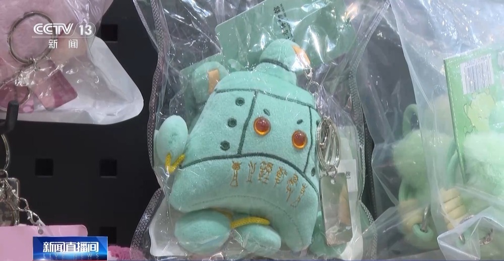 “包挂”风撬动消费市场 听说这届年轻人流行“万物皆可挂”