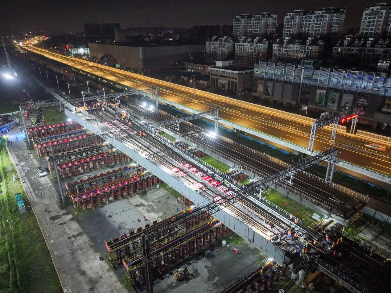 AI助力“移旧换新”！ 绍兴城际铁路柯桥站精准换梁