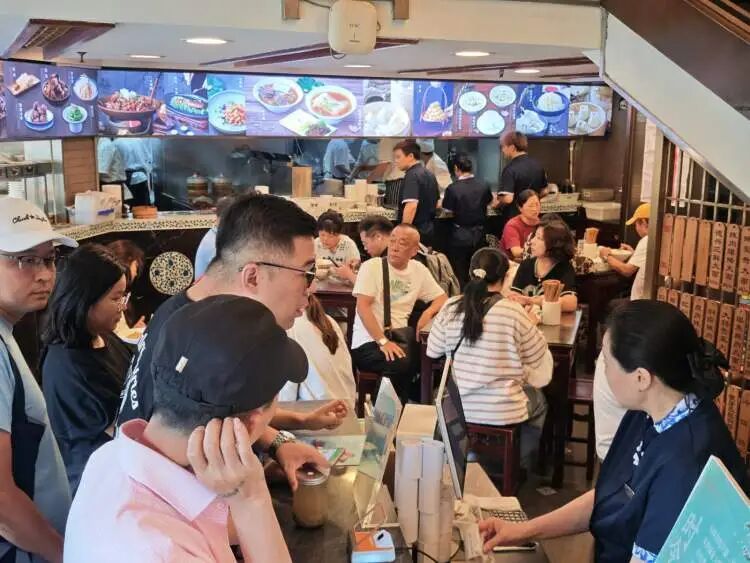 “肖战同款”在上海爆火，销量狂翻好几番！现场有粉丝说：我来这里好几年了