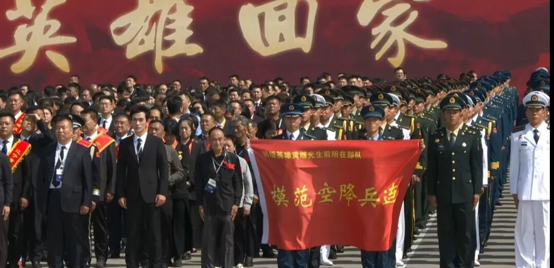 战友啊，回家了！胸前挂满军功章的老兵，止不住泪