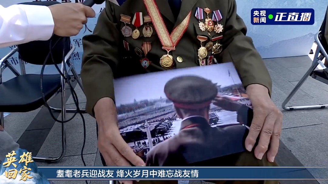 这一幕，令人动容！