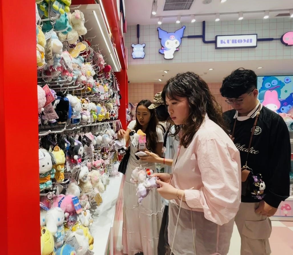 随身携带的“情感搭子”:“包挂”成年轻人消费新宠 随身携带的“情感搭子”:“包挂”成年轻人消费新宠