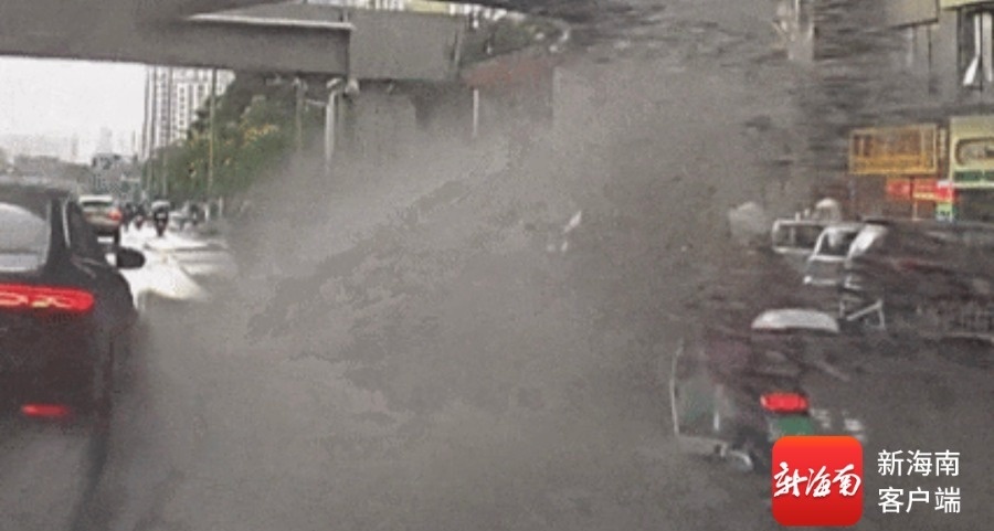 雨天被“飞车”溅一身水，只能自认倒霉？海南交警：罚他！