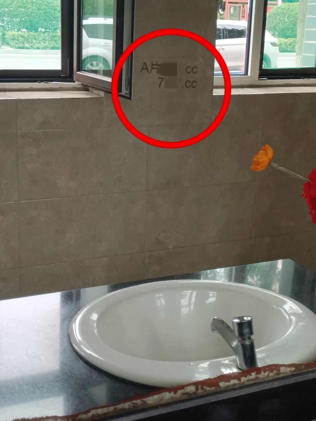带孩子上厕所要捂眼睛，爷爷当场举报！