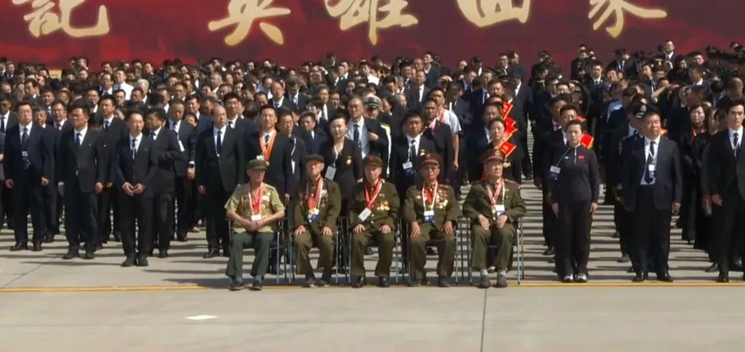 战友啊，回家了！胸前挂满军功章的老兵，止不住泪