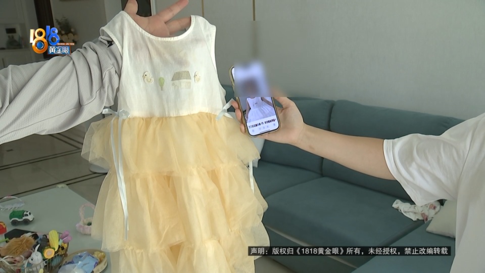 黑色裤子将其它衣服染成了黄色？记者实测白衣服入水秒变黄，消费者：漂白剂都泡不掉