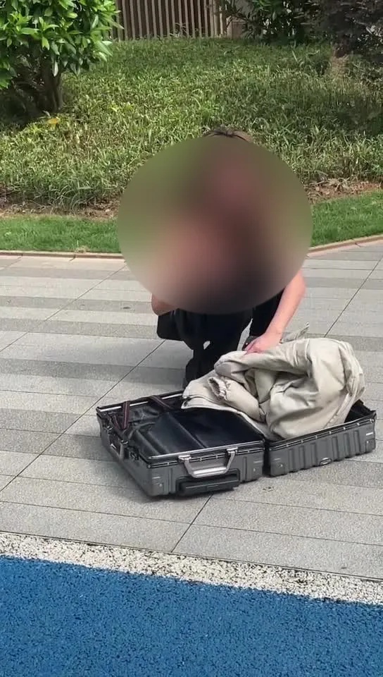女子43楼扔下一个行李箱，声称“我只是没拿住”！楼下散步行人正好经过，警方：刑拘