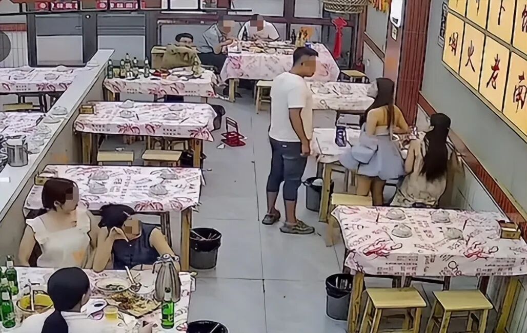 江西两女生吃夜宵遭邻桌男子“摸头”！要求道歉反遭辱骂，南昌警方回应