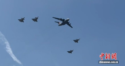 运-20、歼-20同框护送志愿军英雄回家