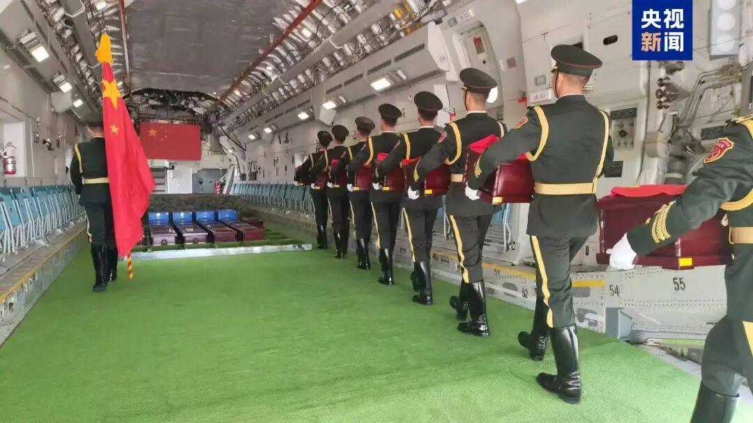 4架歼-20战机伴飞护航！登上“运-20”专机，英雄回家！