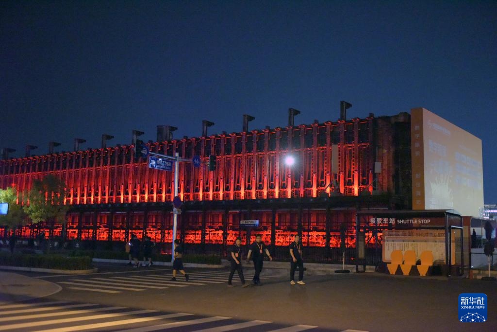 夜探服贸会“首钢小镇”