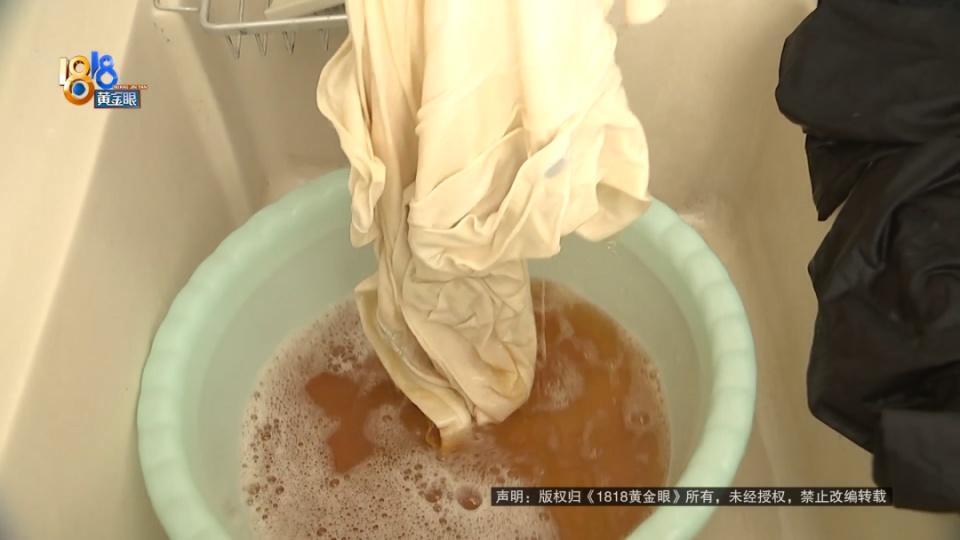 黑色裤子将其它衣服染成了黄色？记者实测白衣服入水秒变黄，消费者：漂白剂都泡不掉