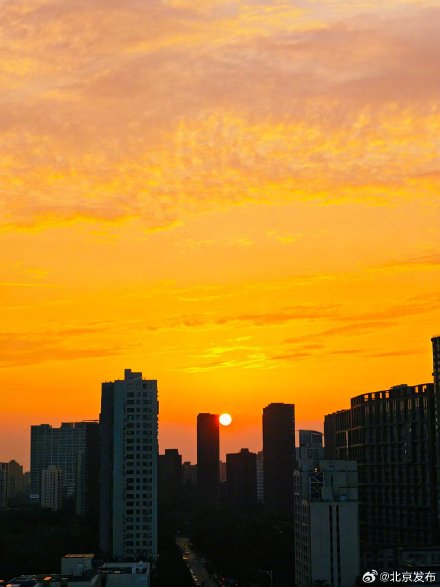 绚烂晚霞扮靓京城天空