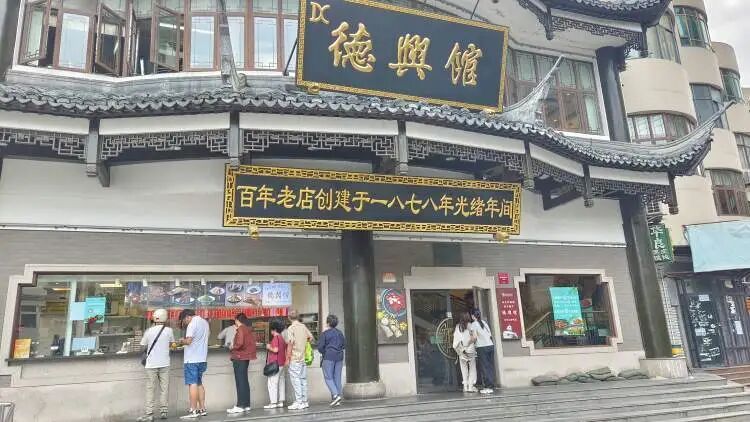 “肖战同款”在上海爆火，销量狂翻好几番！现场有粉丝说：我来这里好几年了