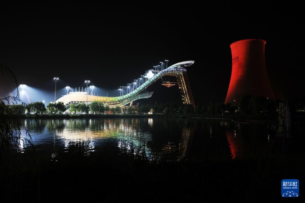 夜探服贸会“首钢小镇”