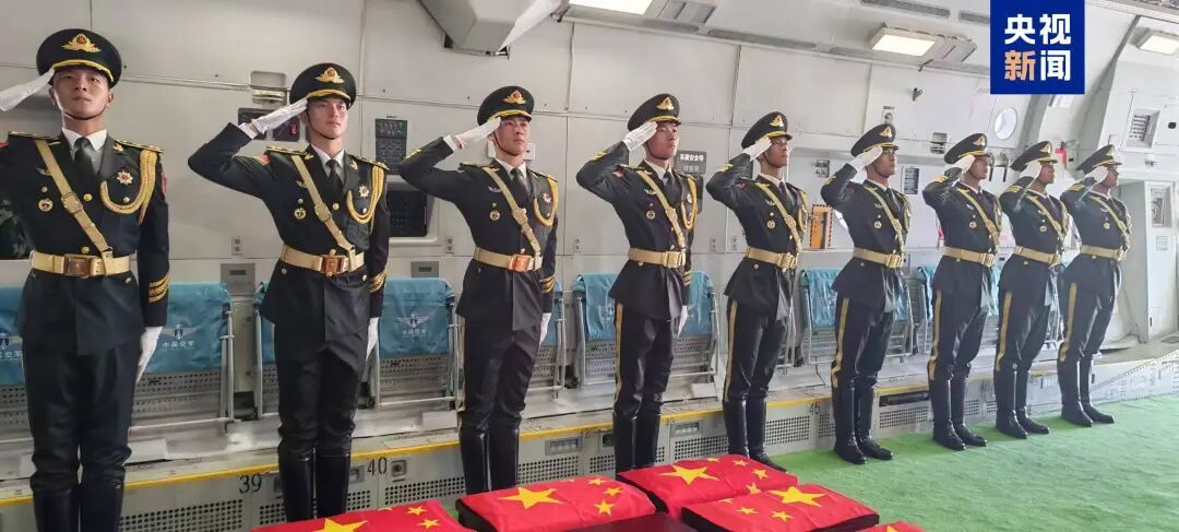 4架歼-20战机伴飞护航！登上“运-20”专机，英雄回家！