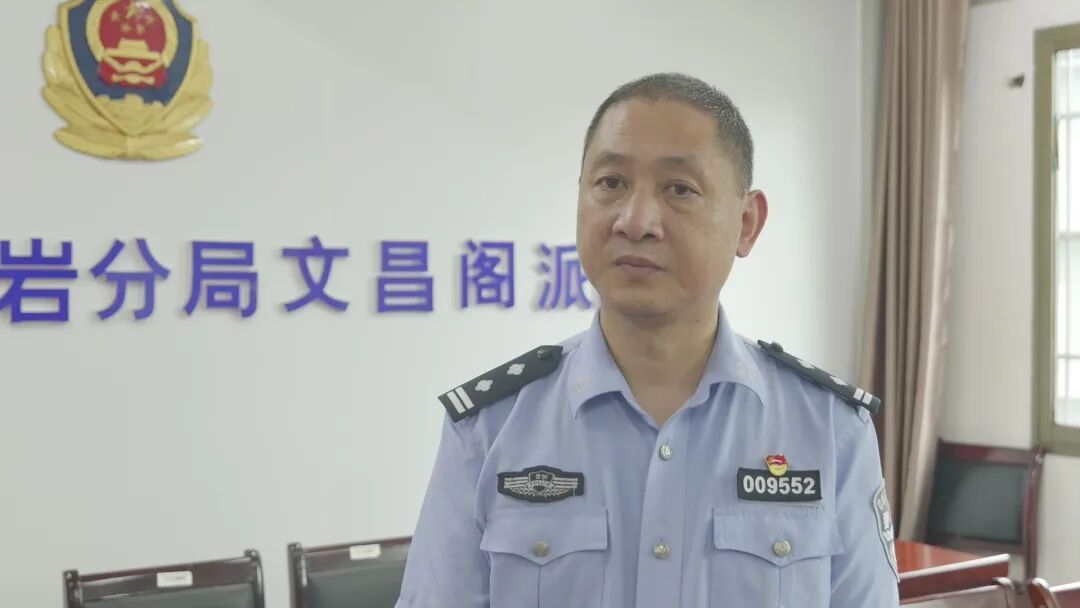 一网友发布本地“虐猫”照片，警方辟谣：文字系AI合成，图片系网图