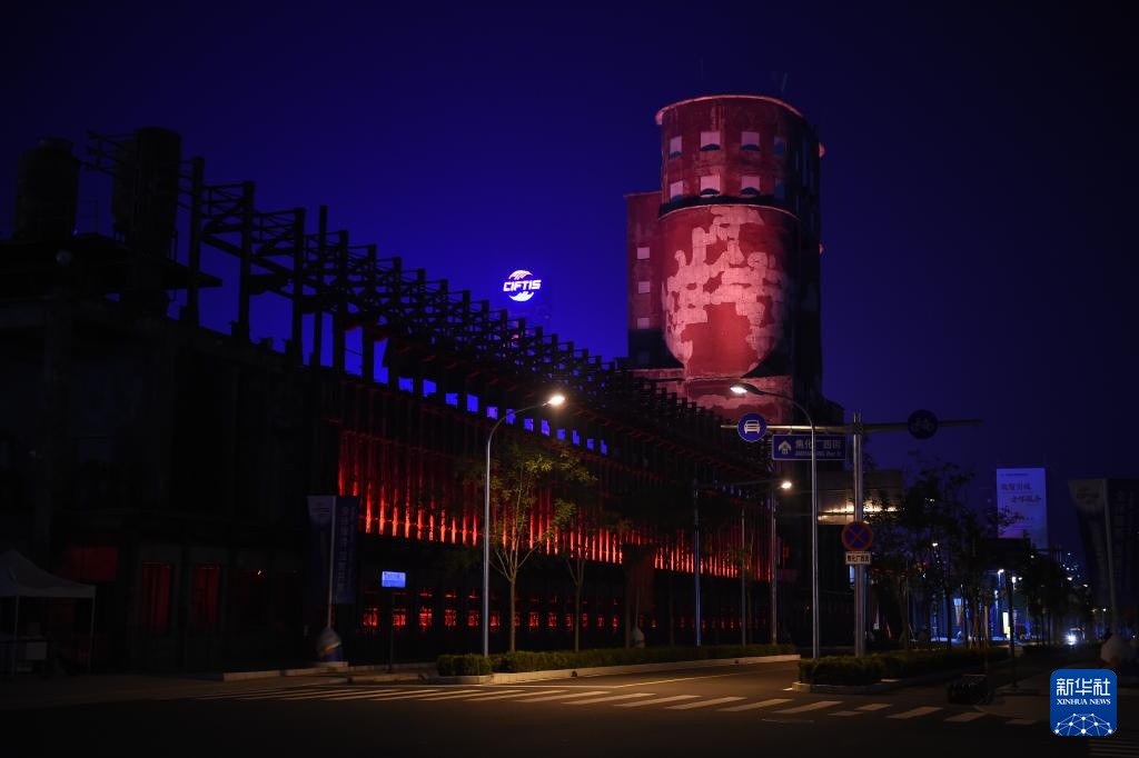 夜探服贸会“首钢小镇”