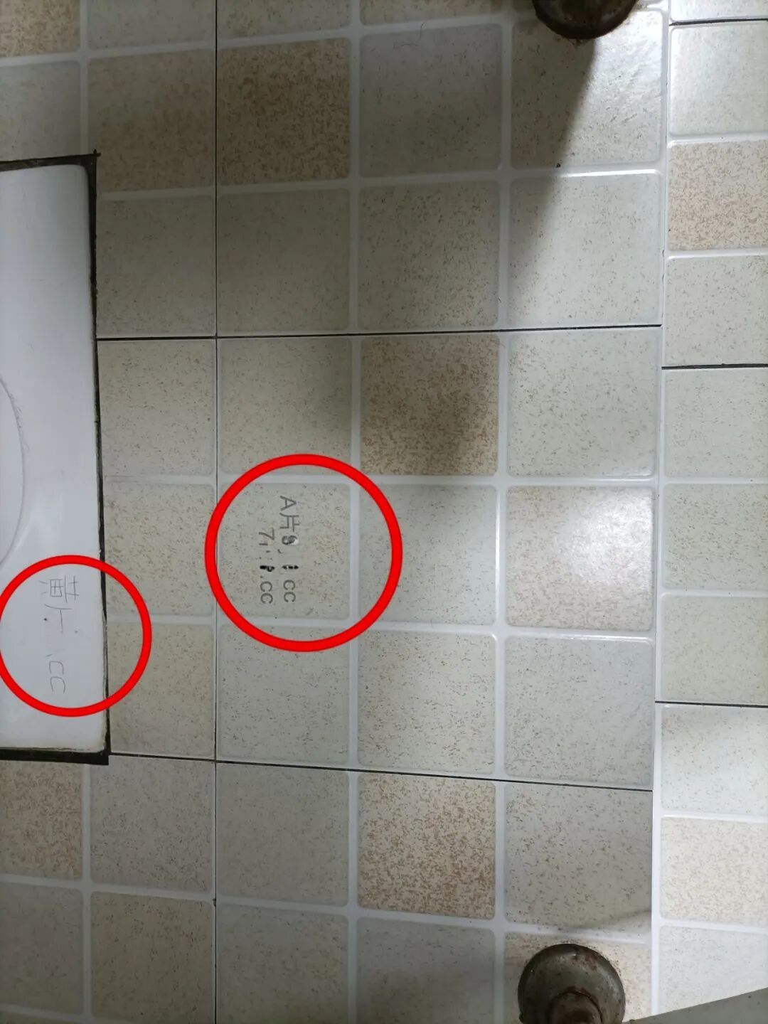 带孩子上厕所要捂眼睛，爷爷当场举报！