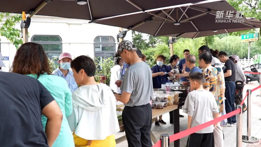 五星级酒店扎堆摆地摊，网友：炫我嘴里！