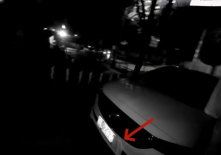 前后车牌贴纸巾？这波操作收到了交警的“特殊关注”
