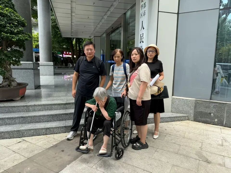 84岁老太被大女儿带出养老院，取光40万存款，法院：判其赔偿15万