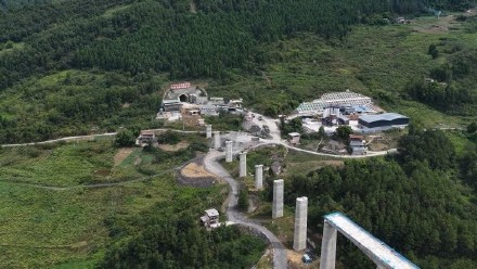 设计时速350公里!新渝万高铁黑岩寨隧道贯通 设计时速350公里!新渝万高铁黑岩寨隧道贯通