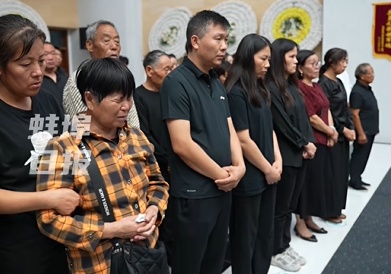 34岁现役军人邵瑞为救落水妇女牺牲,生前曾对妻子说“老婆,再不救就来不及了!” 34岁现役军人邵瑞为救落水妇女牺牲,生前曾对妻子说“老婆,再不救就来不及了!”