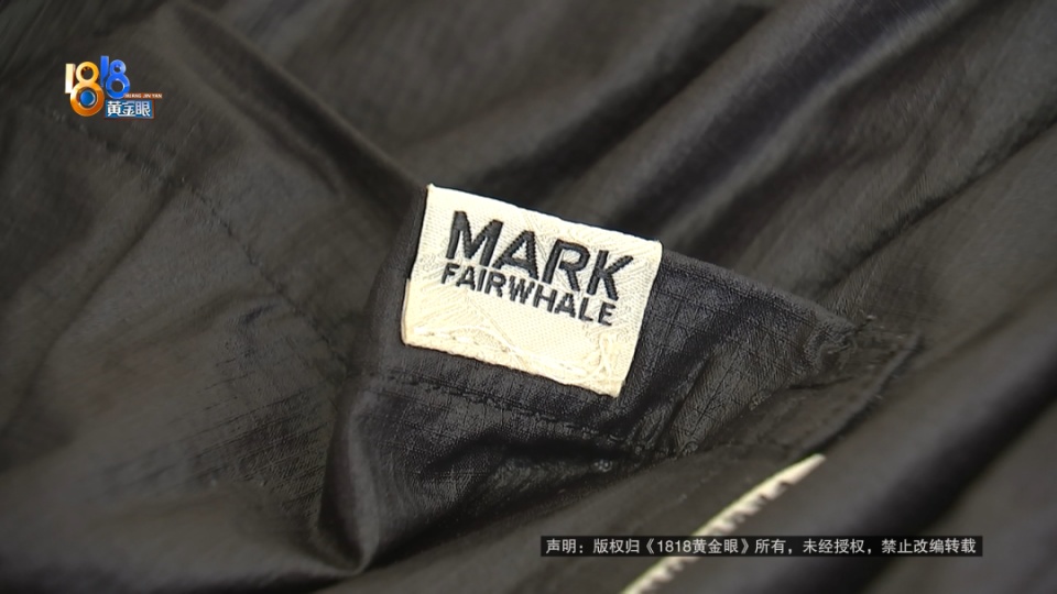 黑色裤子将其它衣服染成了黄色？记者实测白衣服入水秒变黄，消费者：漂白剂都泡不掉