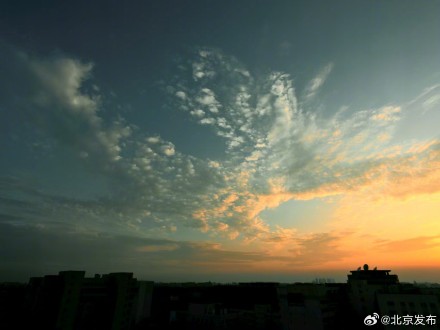 绚烂晚霞扮靓京城天空