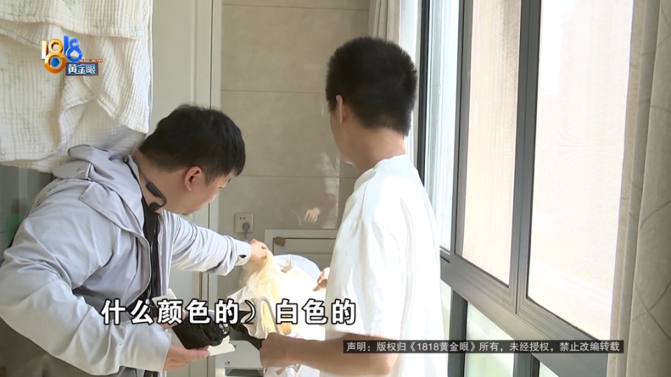 黑色裤子将其它衣服染成了黄色？记者实测白衣服入水秒变黄，消费者：漂白剂都泡不掉
