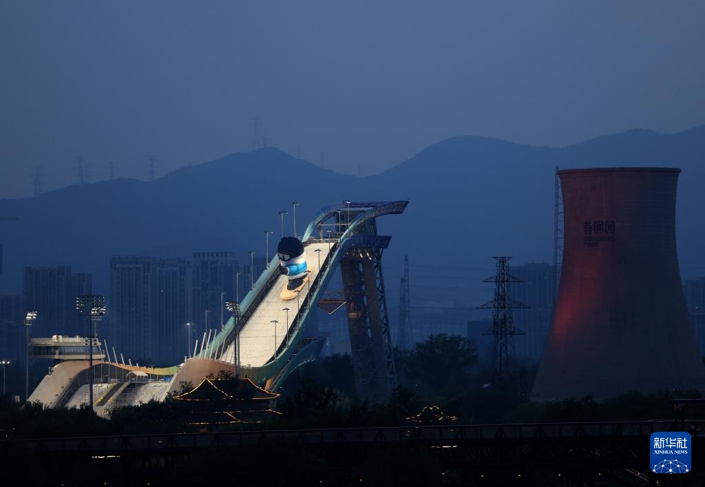 夜探服贸会“首钢小镇”