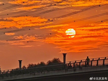 绚烂晚霞扮靓京城天空