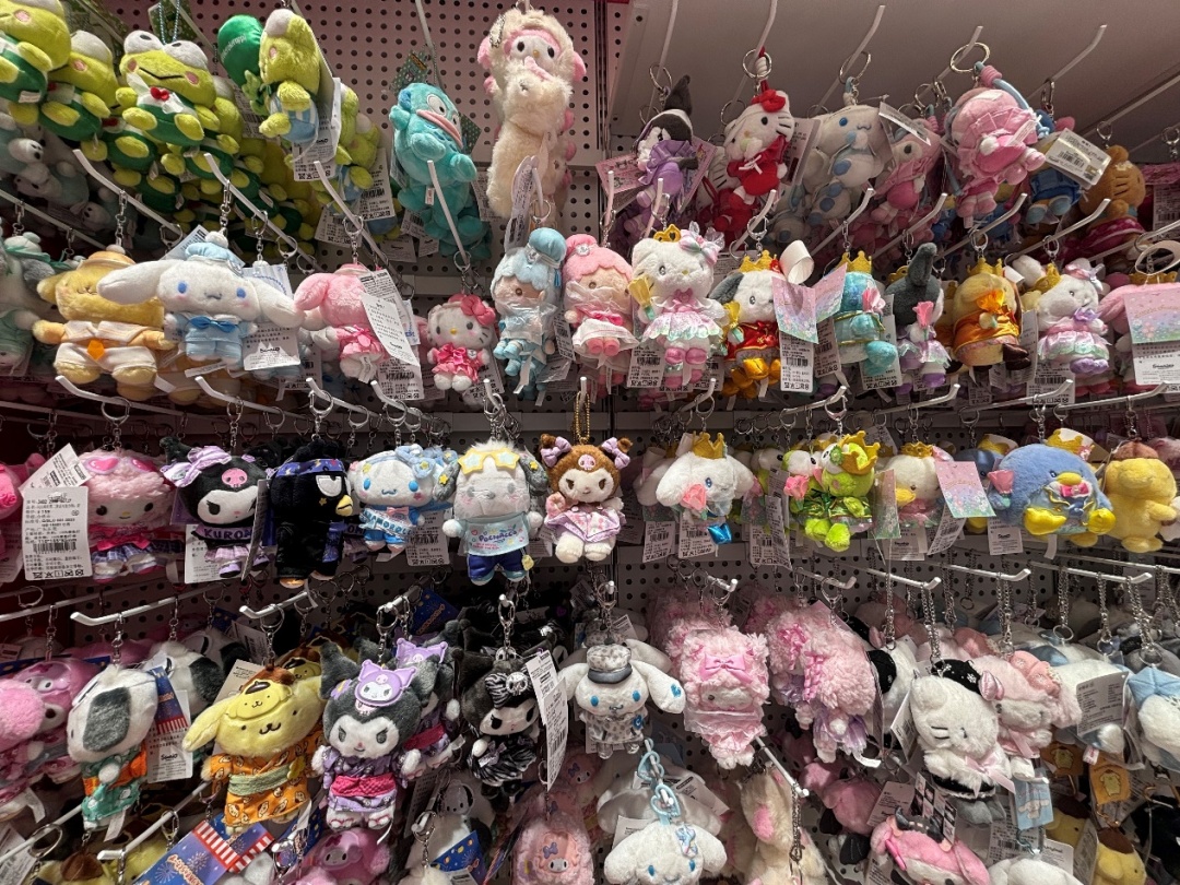 随身携带的“情感搭子”:“包挂”成年轻人消费新宠 随身携带的“情感搭子”:“包挂”成年轻人消费新宠