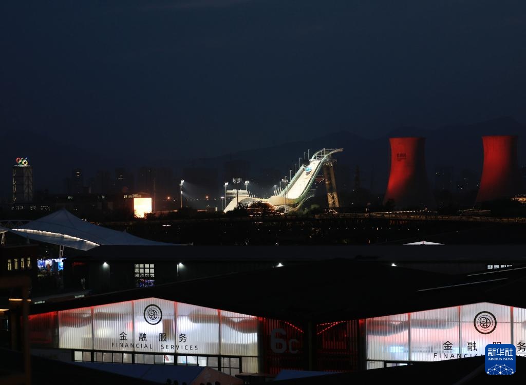 夜探服贸会“首钢小镇”