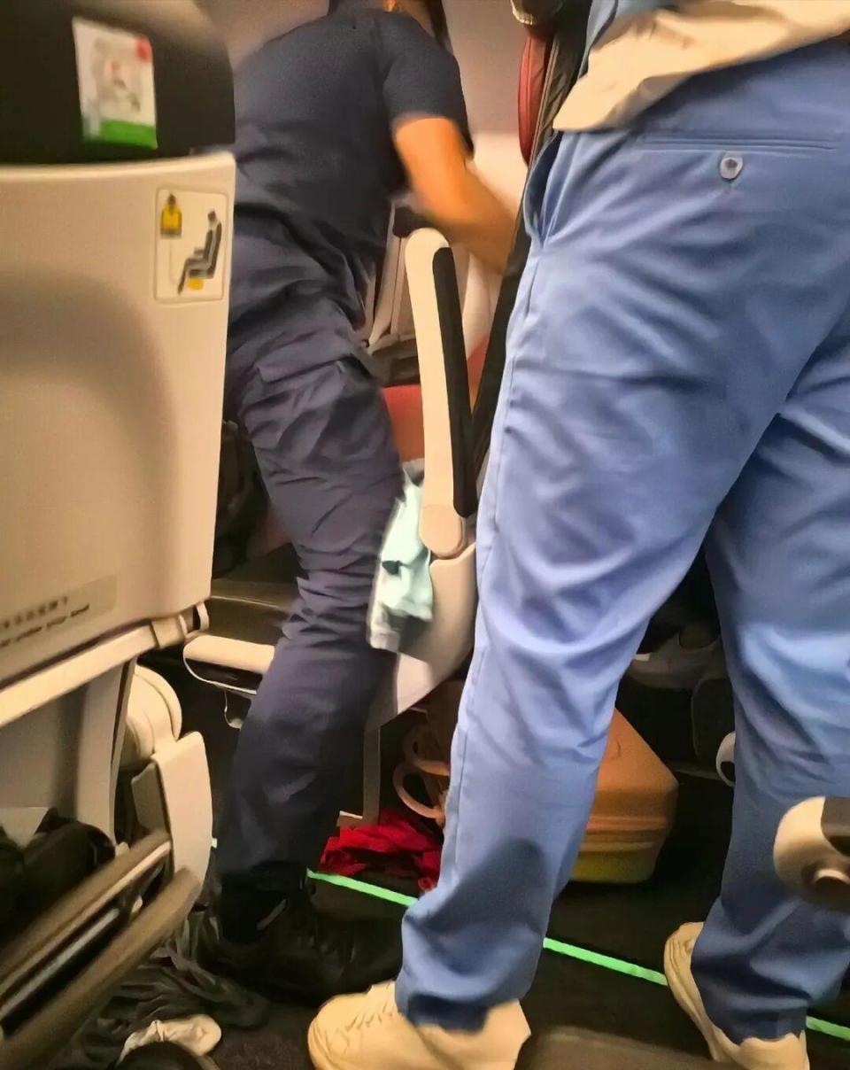 航班飞行中一男子胡言乱语奔跑脱衣，掌掴安保人员，警方：突发疾病，排除吸毒、饮酒