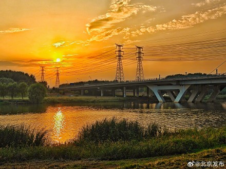 绚烂晚霞扮靓京城天空